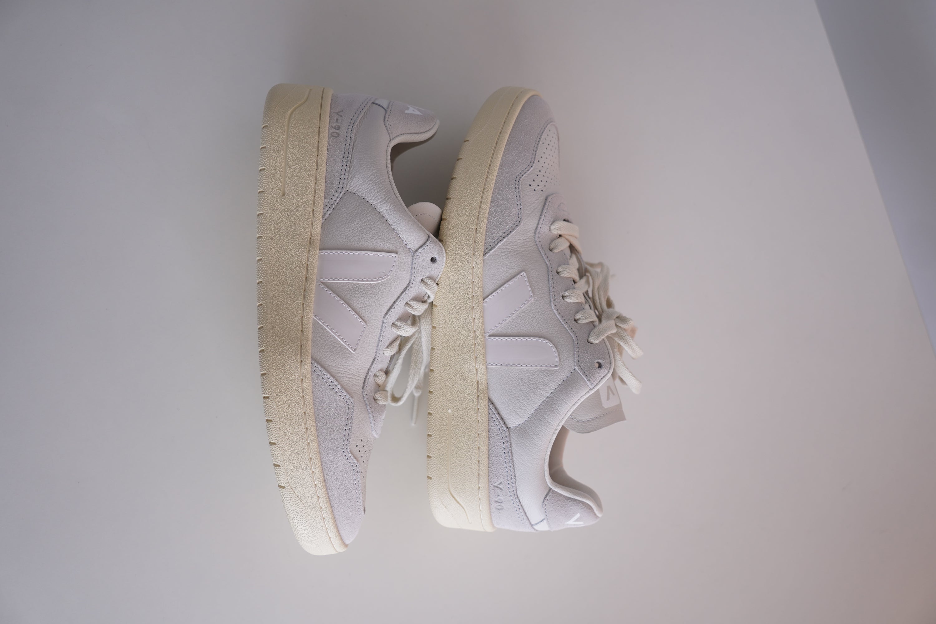 Veja v-90 leather