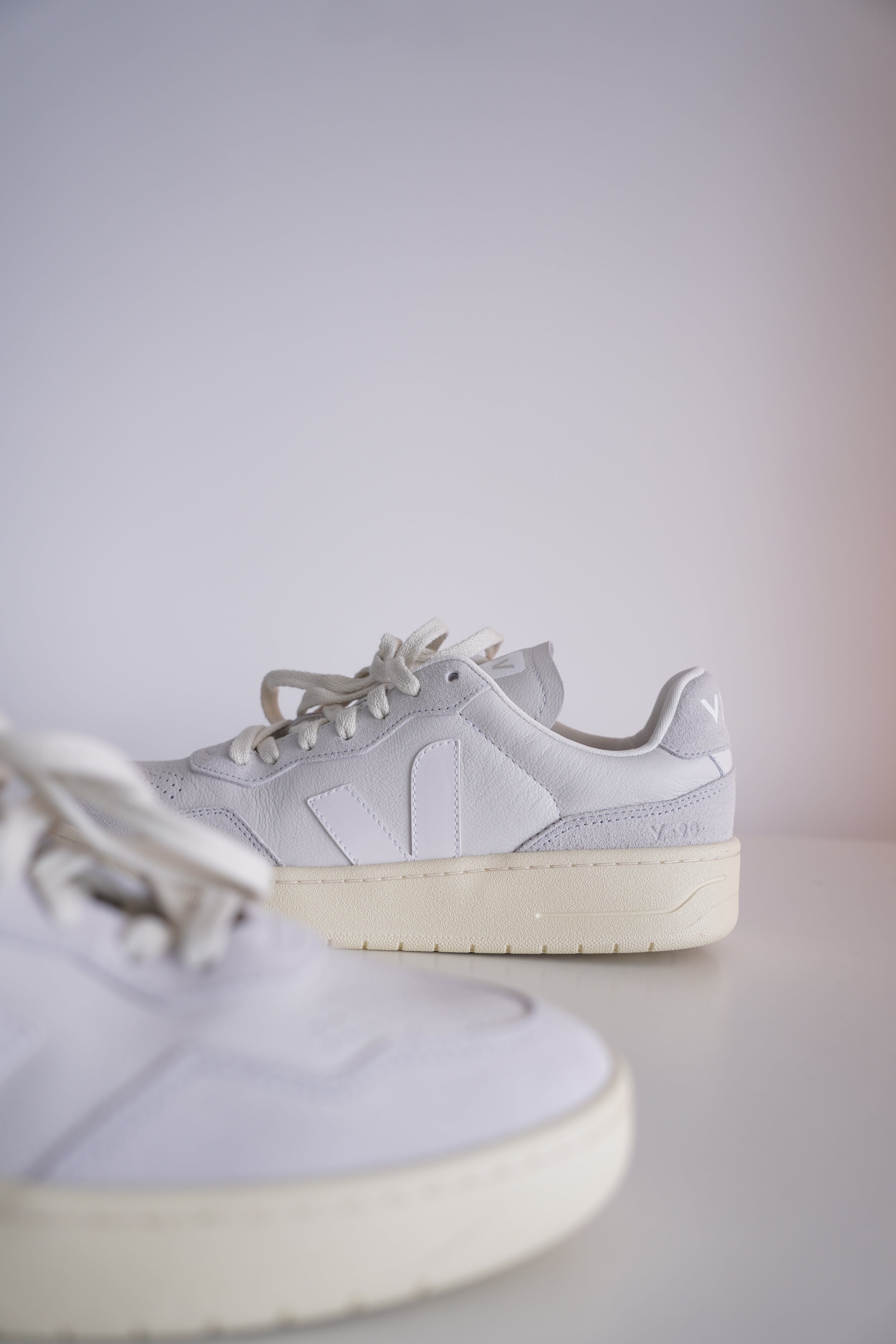 Veja v-90 leather