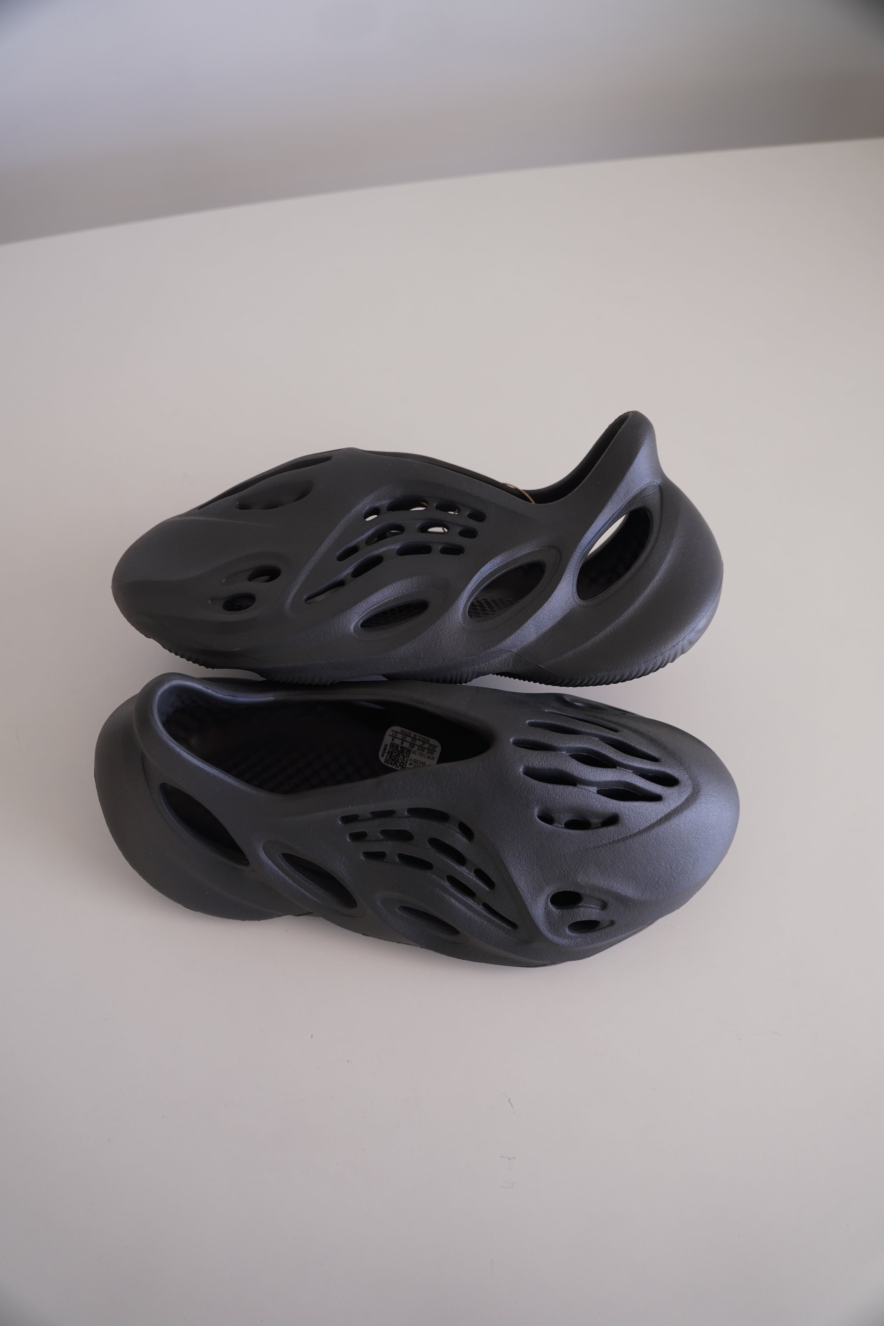 Yeezy foam RNNR “Onyx”