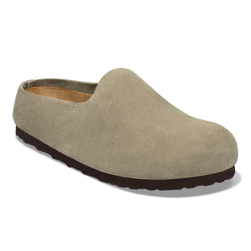 Zuecos MOWGLI SNKRS de gamuza color arena con suela de goma oscura y diseño minimalista de calce fácil